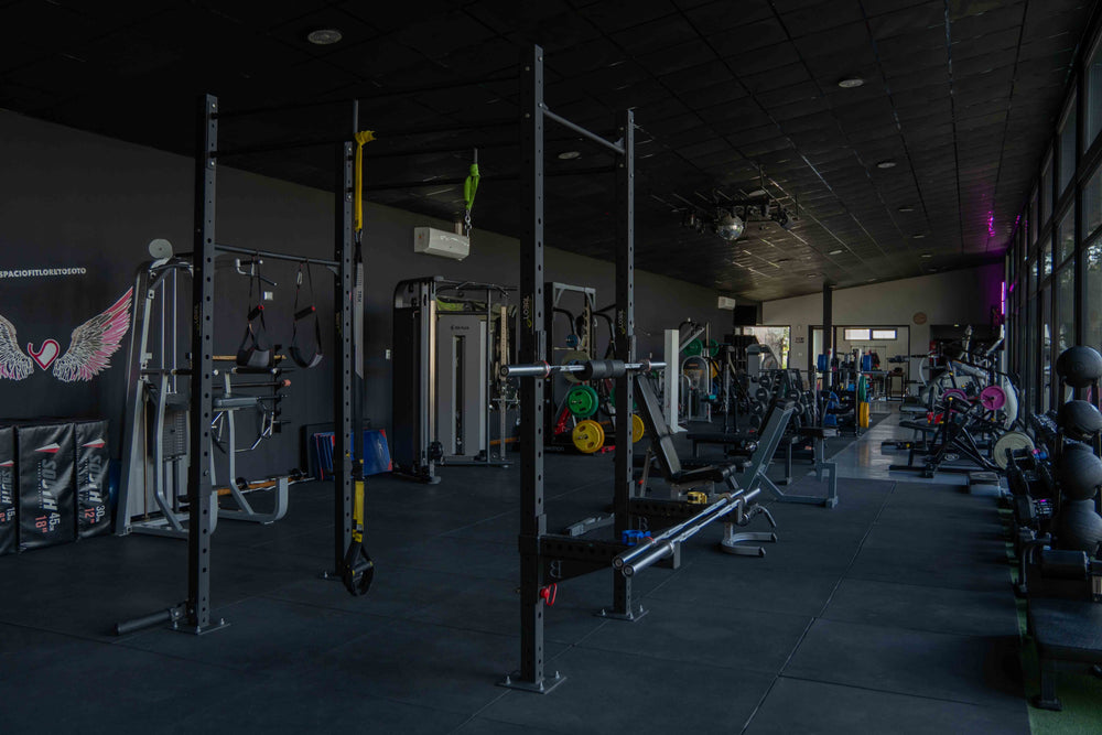 Equipamiento de entrenamiento en la sala de Espacio Fit