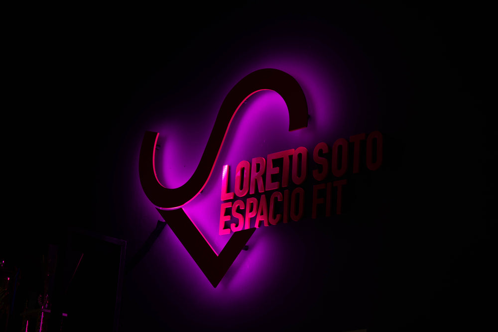 Letrero iluminado de Loreto Soto Espacio Fit dentro del gimnasio