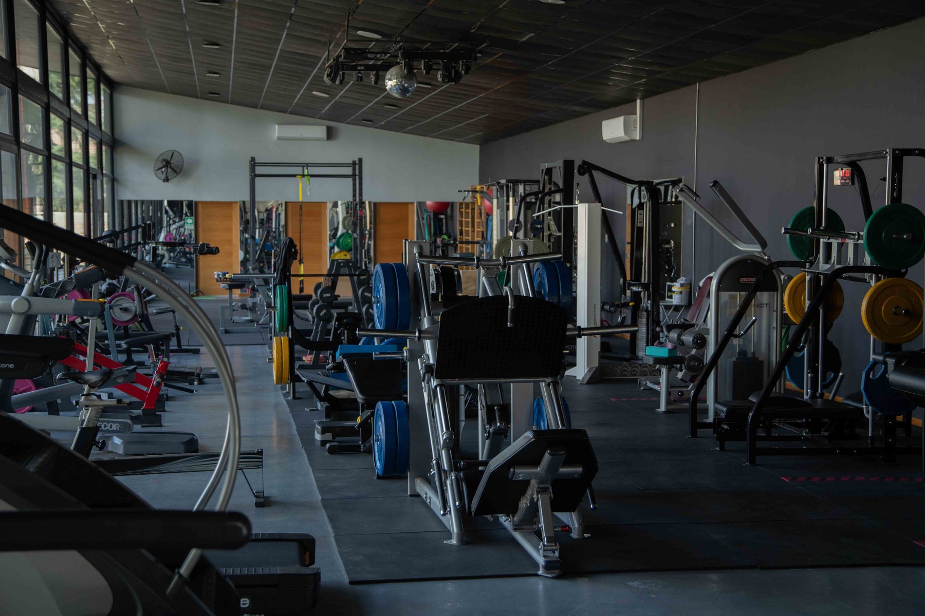 Vista real de la sala de entrenamiento de Espacio Fit en Machalí